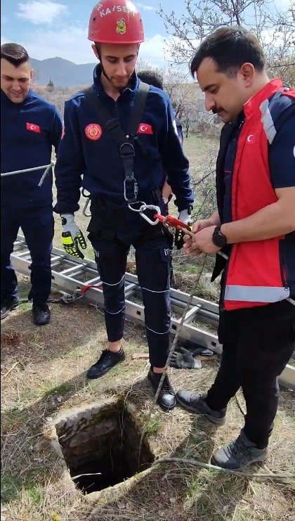 Büyükşehir İtfaiyesi Bayramda, Kuyuya Düşen Minik Köpeğin İmdadına Yetişti