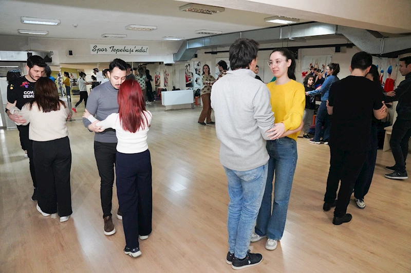 GENÇLER TANGO YAPMAYI ÖĞRENİYOR