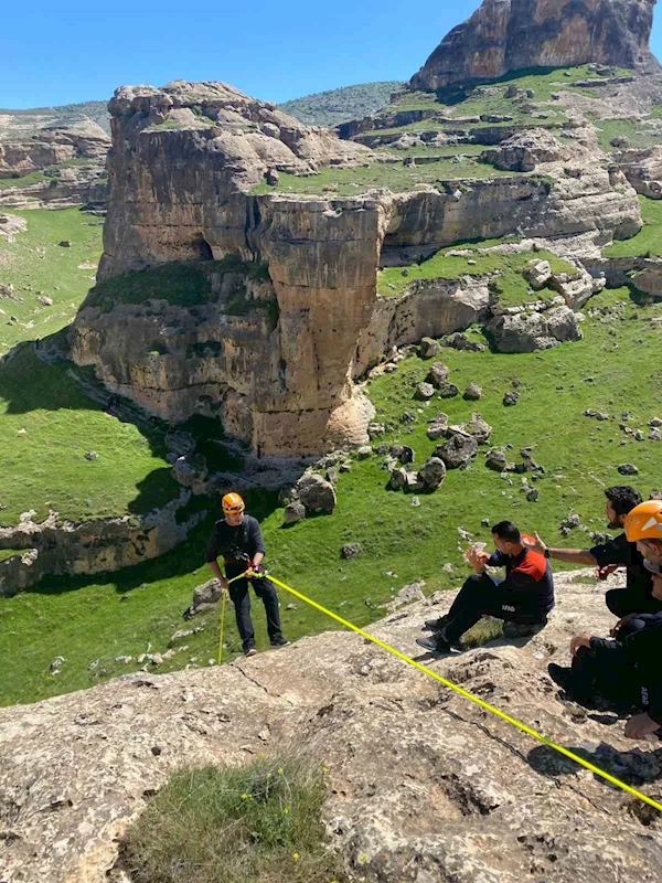 AFAD Ekiplerince Afetlere Karşı Daha Etkin ve Profesyonel Müdahale Sağlamak Amacıyla Engebeli Arazilerde Geniş Kapsamlı Tatbikat Gerçekleştirildi