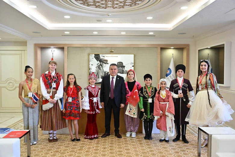 Dünya çocukları Başkan Muhittin Böcek’i ziyaret etti