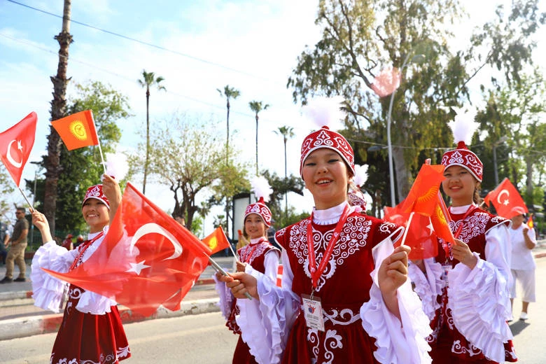 Antalya sokakları dünya çocuklarıyla renklendi