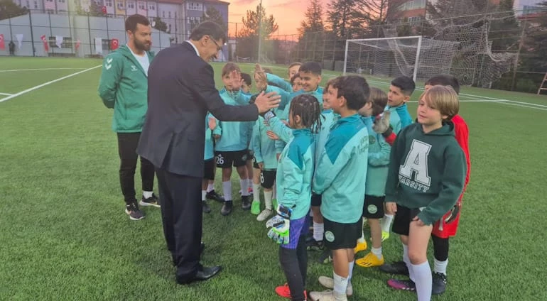 BELEDİYE BAŞKANIMIZ EYÜP KAHVECİ, U10 23 NİSAN ÇOCUK TURNUVASI’NDA MİNİKLERLE BULUŞTU