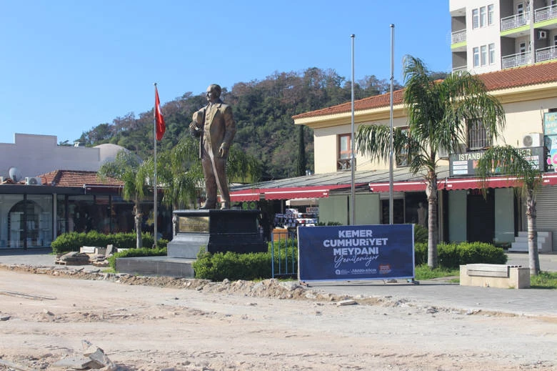 Kemer Cumhuriyet Meydanı turizm sezonuna hazırlanıyor