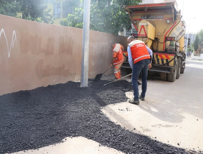 HALİLİYE BELEDİYESİ’NDEN İMAM BAKIR MAHALLESİ’NE SICAK ASFALT ÇALIŞMASI