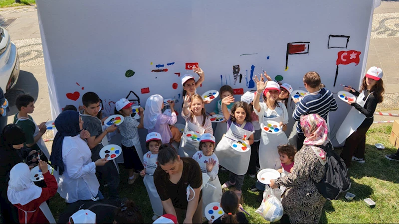 Minikler, Anne Babalarıyla Tuval Başına Geçerek Hayal Güçlerini Sanata Döktü