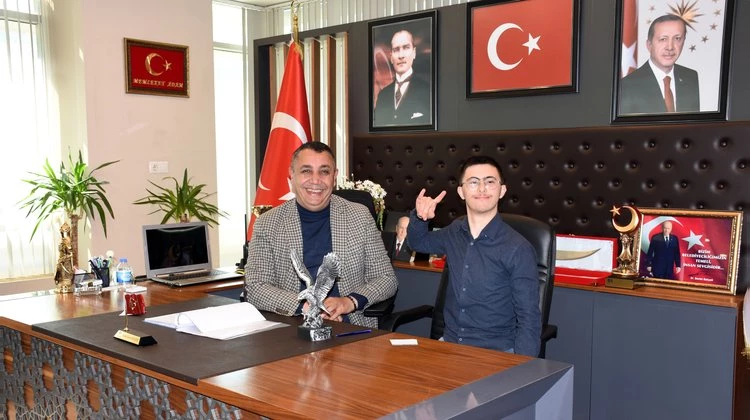 BAŞKANIMIZ, BURAK PEZÜK’E ZİYARETİNDEN DOLAYI TEŞEKKÜR ETTİ