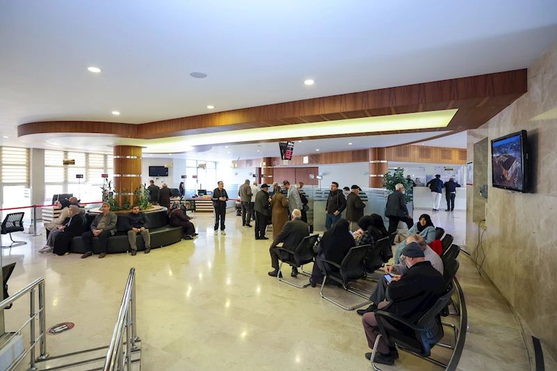 EVLİLİKLERİNDE 41 YILI DOLDURAN ÇİFTLERİN UMRE YOLCULUĞUNA YOĞUN BAŞVURU