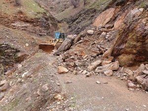 Kulp ilçesinin kırsal mahalle yollarında heyelan temizliği