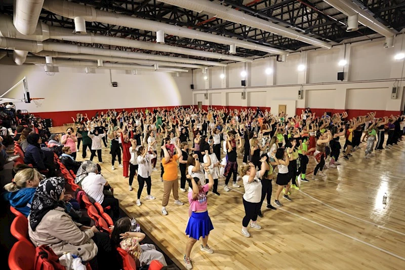 350 kadın kursiyer Dünya Dans Günü’nde zumba gösterisi yaptı