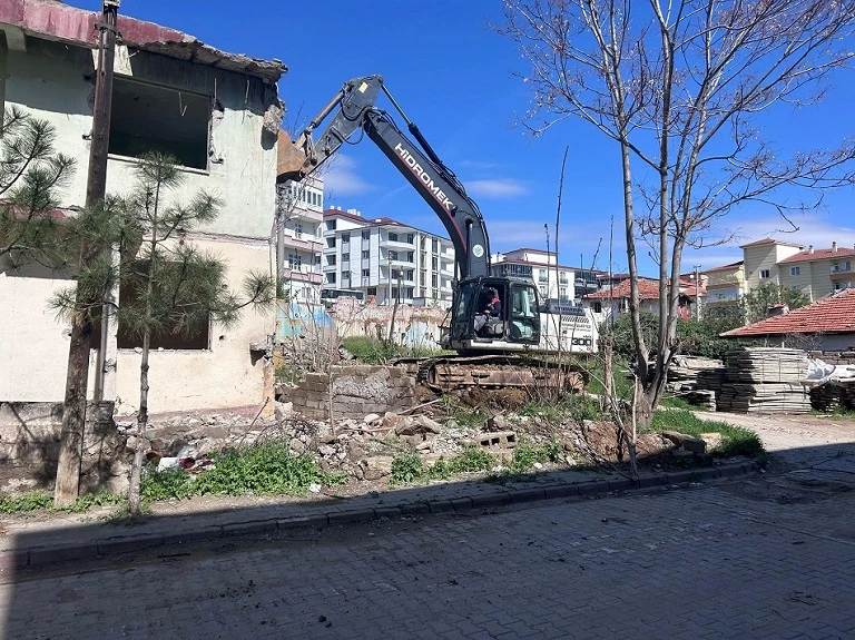 100 METRUK YAPI YIKILDI: KIRIKKALE’DE GÜVENLİK VE ESTETİK İÇİN KARARLI ADIMLAR