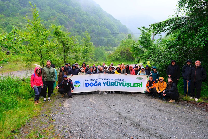 Hafif yağmur eşliğinde cennet tabiatı keşfettiler: Zorlu parkur Kılıçkaya Zirvesi…