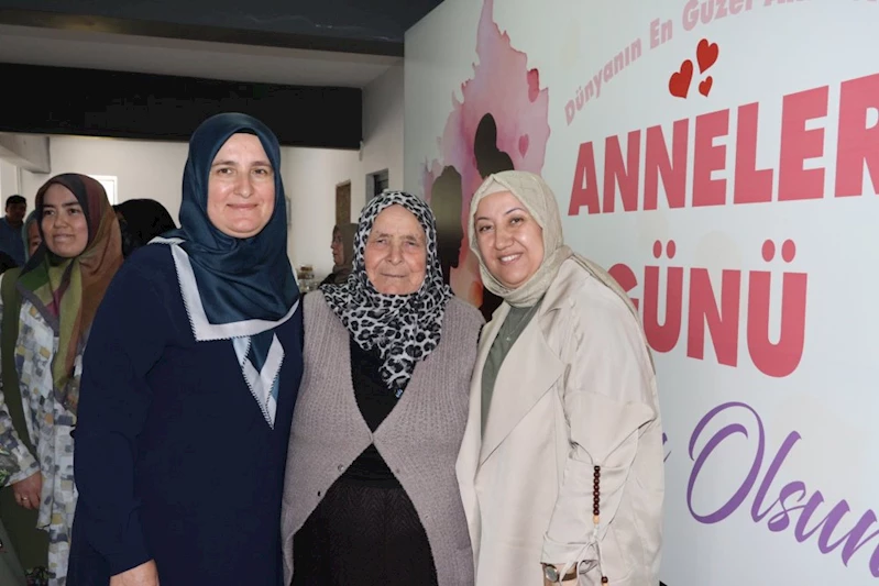 Anneler Günü Dolayısıyla Program Düzenlendi