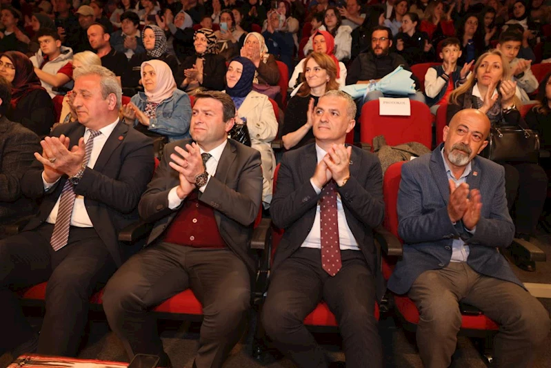BAŞKANIMIZ YOMRA FEN LİSESİNDE DÜZENLENEN ANADOLU TÜRKÜLERİ ADLI KONSERE KATILDI