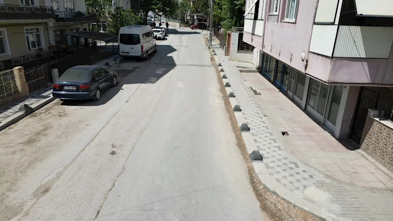 İZMİT BELEDİYESİ ŞEHİT KAZIM CADDESİNDE KALDIRIMLARI YENİLEDİ