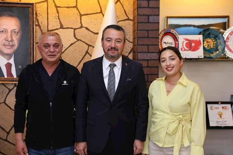 Sandıklı Sağlık-Sen Sendikası Başkanı Sağlık Teknikeri Büşra Ballı, Sandıklı Belediye Başkanımız Adnan Öztaş’ı makamında ziyaret etti.