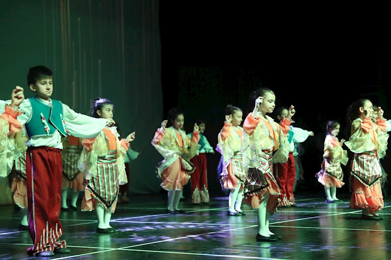 İZMİT BELEDİYESİ SANAT AKADEMİSİ’NİN YILDIZLARI “SİHİRLİ KOLYE” İLE PARLADI