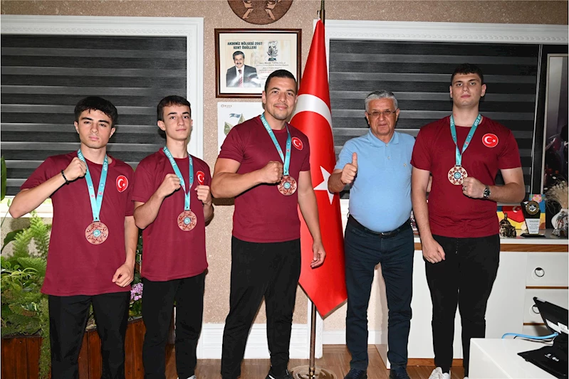 Başarılarını Başkan Topaloğlu ile paylaştılar