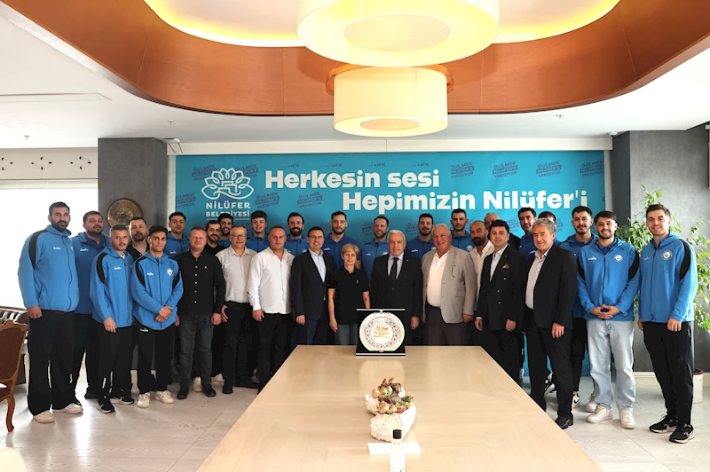Hentbolcular başarılarını Başkan Şadi Özdemir’le paylaştı