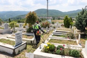 ŞEHİR MEZARLIĞINA BAYRAM DÜZENLEMESİ