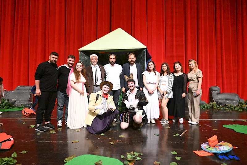 ÇOCUK TİYATROSU FESTİVALİNDE FİL İLE TAVŞAN ADLI OYUN SAHNELENDİ
