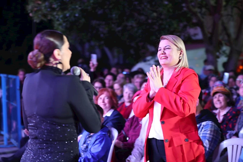 KAPANCA SOKAK’TA 19 MAYIS COŞKUSU REYHAN KARACA KONSERİYLE TAÇLANDI