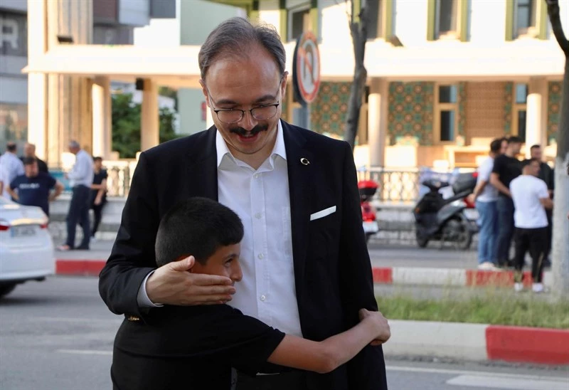 VALİ VE BELEDİYE BAŞKAN VEKİLİ KIZILKAYA, BAYRAM NAMAZI SONRASI HALKLA BAYRAMLAŞTI