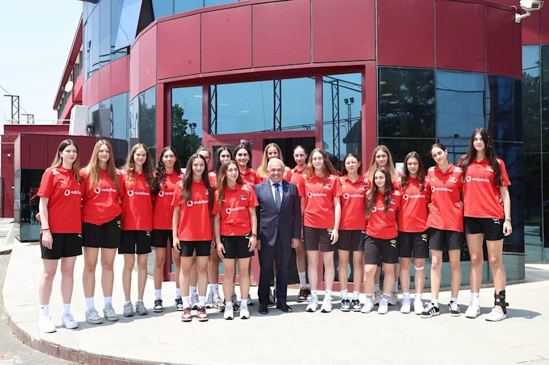 Başkan Şadi Özdemir’den filenin genç sultanlarına motivasyon ziyareti