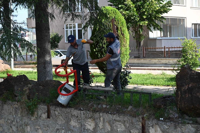 -BOZÜYÜKTE ŞEHİR MAGANDALARI İŞ BAŞINDA
