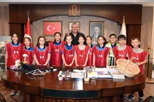 SAHİPSİZ CANLARIN ‘İYİLİK ELÇİLERİ’ BAŞKAN GÜREL’İ ZİYARET ETTİ