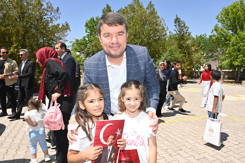 AKHİSAR KÖYÜ’NDE KARNE SEVİNCİ YAŞANDI