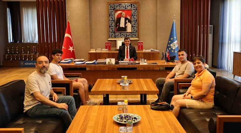 BELEDİYE BAŞKANIMIZ EYÜP KAHVECİ, ROBERT KOLEJİ ÖĞRENCİLERİNİ MAKAMINDA AĞIRLADI