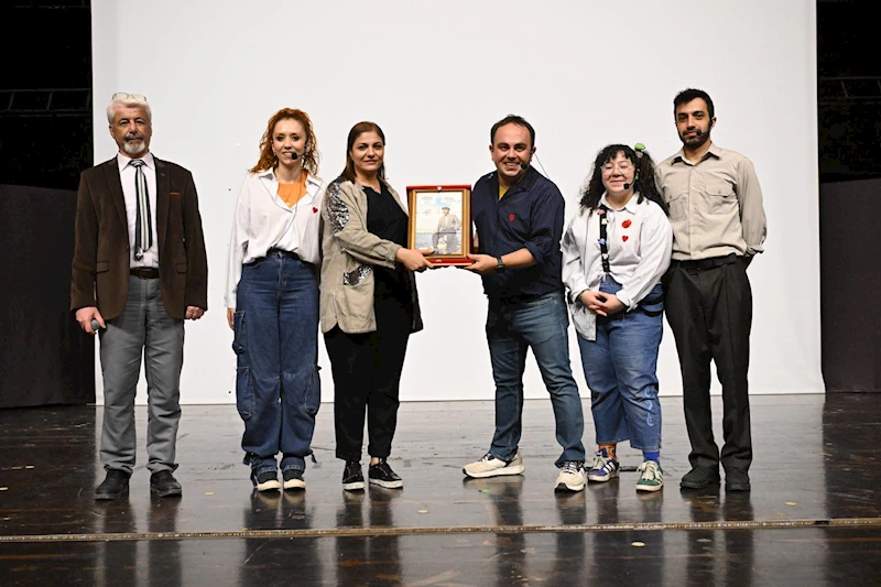 ODUNPAZARI BELEDİYESİ ŞEHİR TİYATROSU OYUNU BEĞENİ TOPLADI