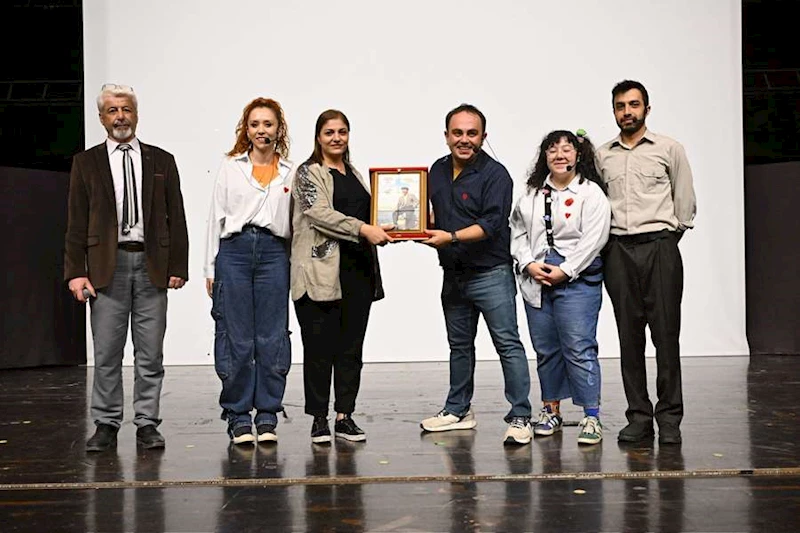 ODUNPAZARI BELEDİYESİ TİYATROSU, KIRŞEHİR’DE MİNİK KALPLERE DOKUNDU