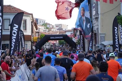 2 bin 606 sporcu Salomon Çeşme Maratonu’nda koştu