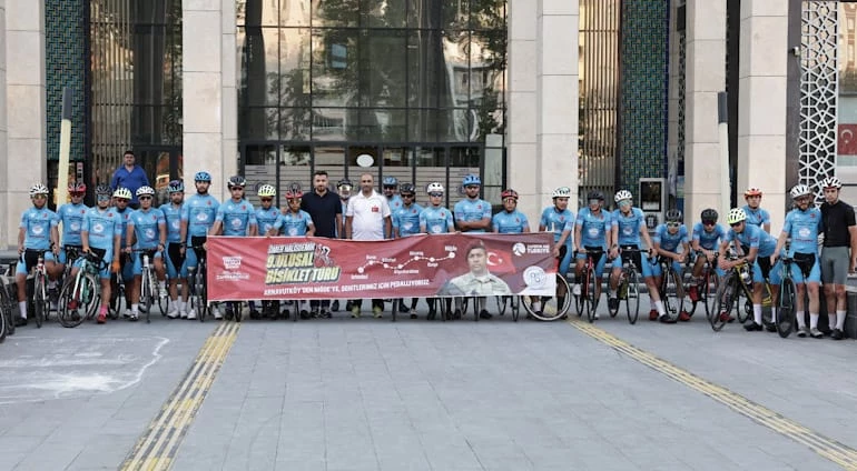 ŞEHİT ÖMER HALİSDEMİR BİSİKLET TURU EKİBİ ŞEHRİMİZDE