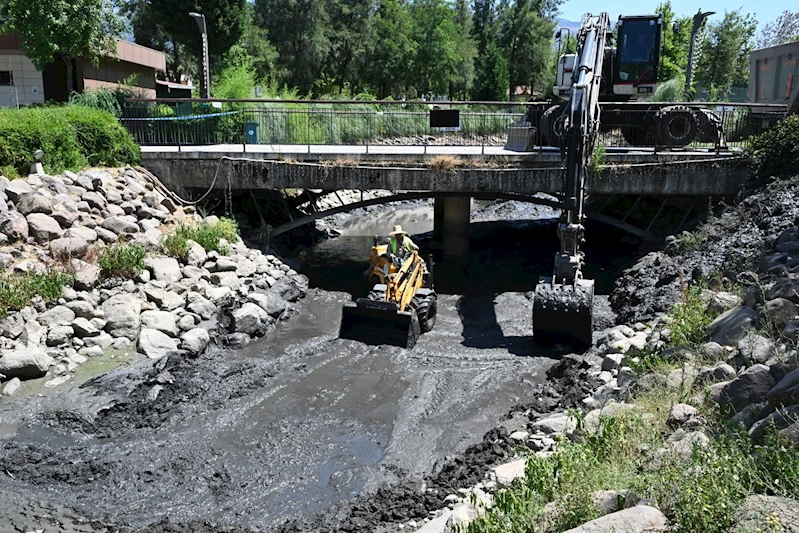 MASKİ’den Atatürk Kent Parkı’ndaki Derede Temizlik Çalışması
