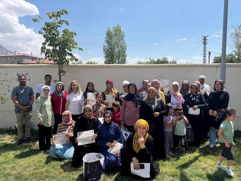 Kadın Kursiyerlere Katılım Belgeleri Verildi