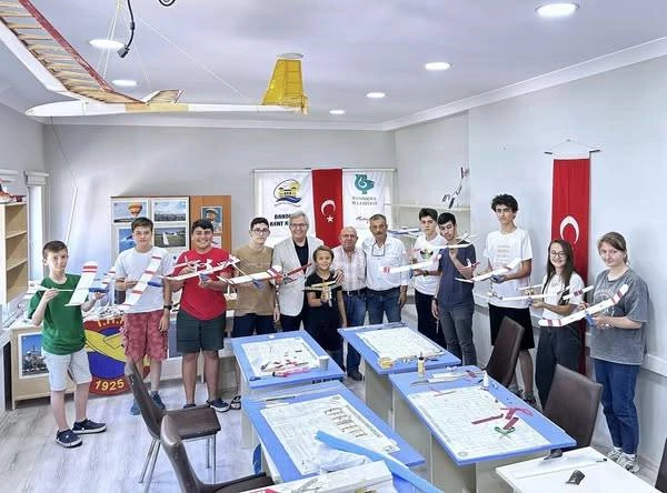 BARIŞ MANÇO KÜLTÜR MERKEZİ’NDE DÜZENLENEN MODEL UÇAK ATÖLYESİNİ ZİYARET EDEREK, GÖKYÜZÜNE HAYALLERİNİ TAŞIYAN GENÇLERİMİZ İLE BİR ARAYA GELDİK.