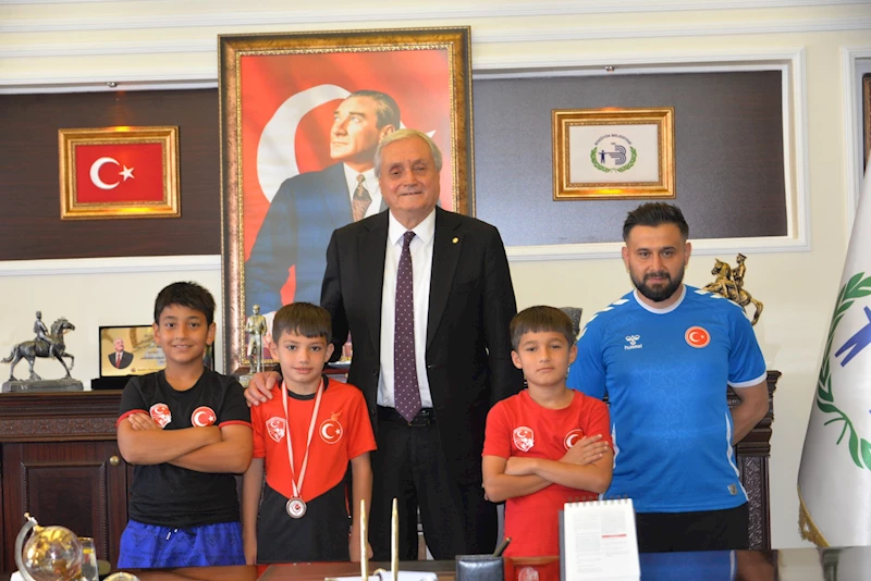-BAŞKAN BAKKALCIOĞLU, BAŞARILI SPORCUYU ÖDÜLLENDİRDİ