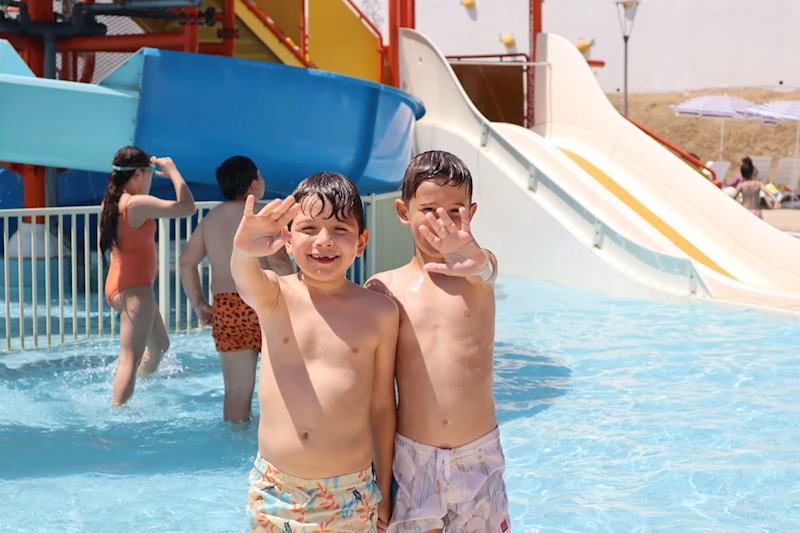 İZMİT BELEDİYESİ AQUAPARK’I YOĞUN İLGİYLE AÇILDI