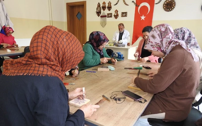 Kadınlar, Sedef Kakma İşlemeciliğini Şahinbey Belediyesi Tesisilerinde Öğreniyor