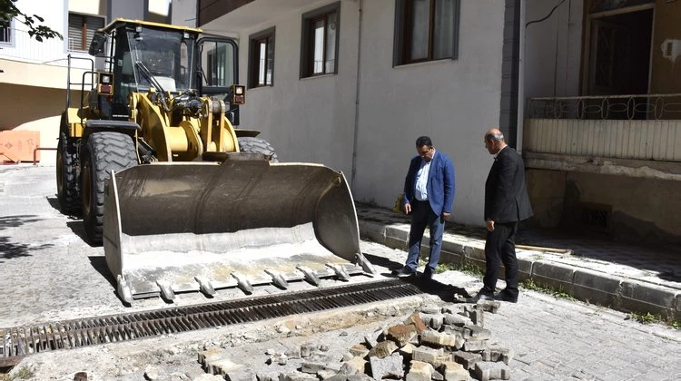BAŞKANIMIZ, HARŞİT SOKAK’TA PARKE TAŞI SÖKÜM ÇALIŞMALARINI İNCELEDİ
