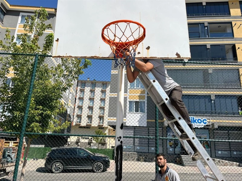 PARKLARDAKİ SPOR ALANLARI YENİLENİYOR