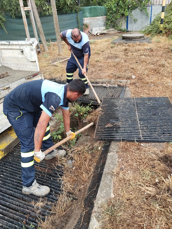 Yağmur suyu kanalları ve mazgallarda yoğun temizlik