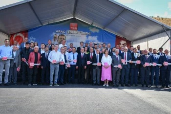BAŞKAN ÜNLÜCE ARAÇ TESLİM TÖRENİNE KATILDI