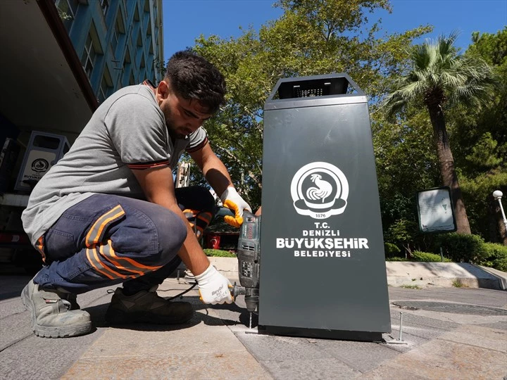 Denizli Büyükşehir çöp kutularını yeniliyor