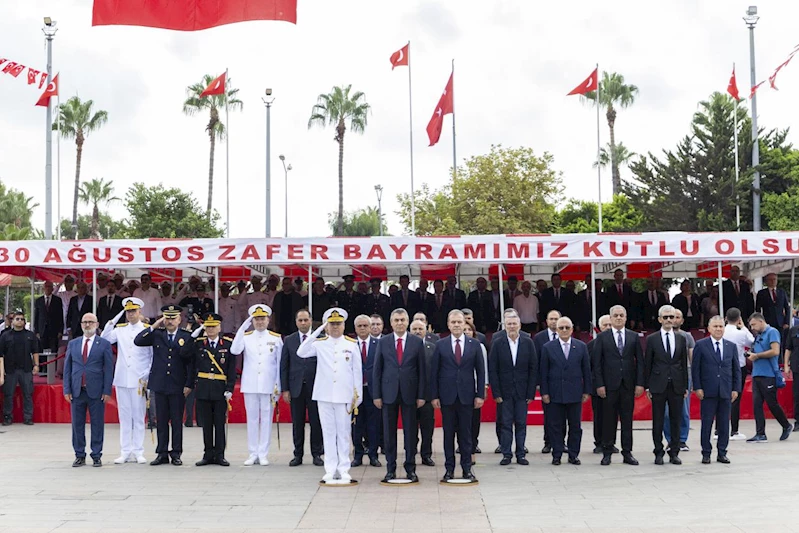 Başkan Seçer ve Meral Seçer, Mersinlilerin Zafer Bayramı Coşkusuna Ortak Oldu