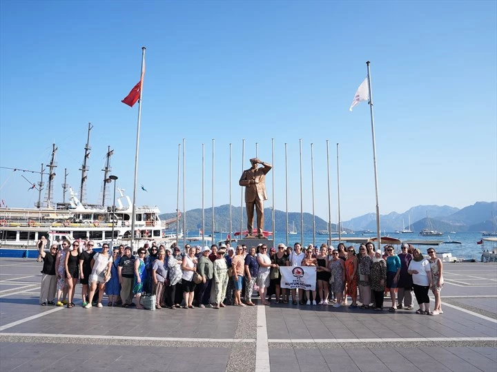 Yüzme öğrenen kadınlar Marmaris’te denizle buluştu