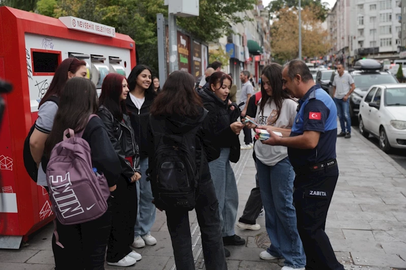 Başkan Rasim Arı’dan Öğrencilere Bitmeyen Kalem Sürprizi