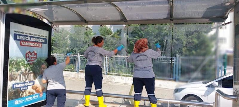 Kemer’de otobüs durakları temizleniyor